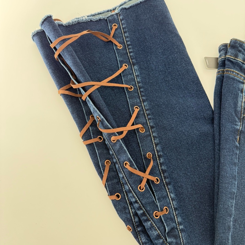 NWT Tractr high-rise flair with lace up gussets - Picture 7 of 9